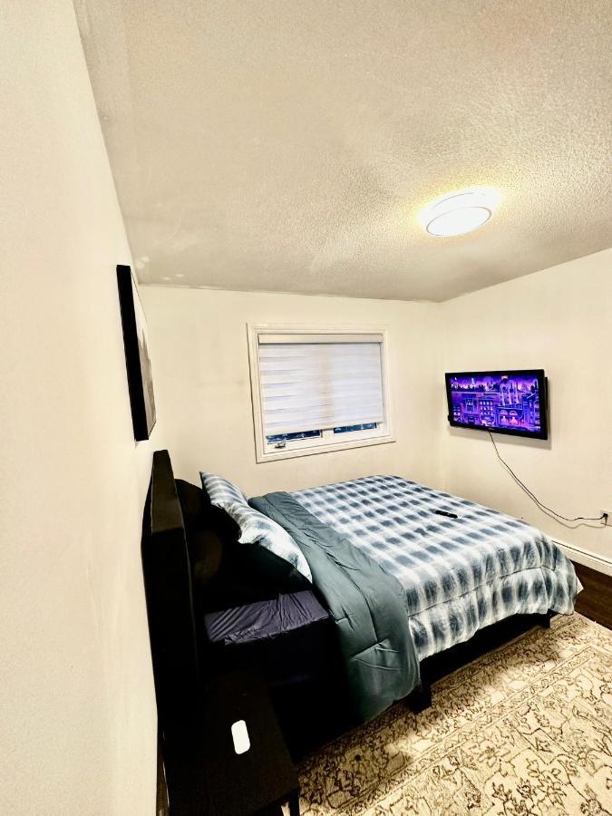 Deluxe Double Room Ii- Hazel Stays Mississauga Bagian luar foto
